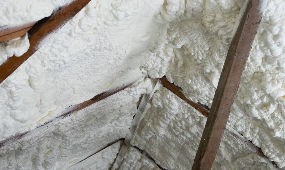 Jak PUR piana eliminuje ryzyko kondensacji pary wodnej pod dachem