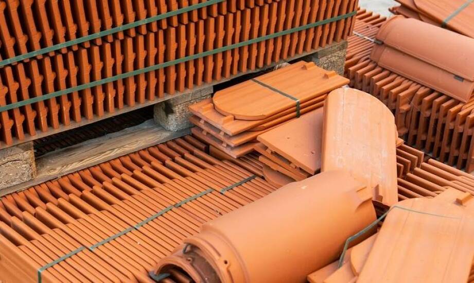 Wybór ceramicznych dachówek dla parterowych domów: kluczowe aspekty