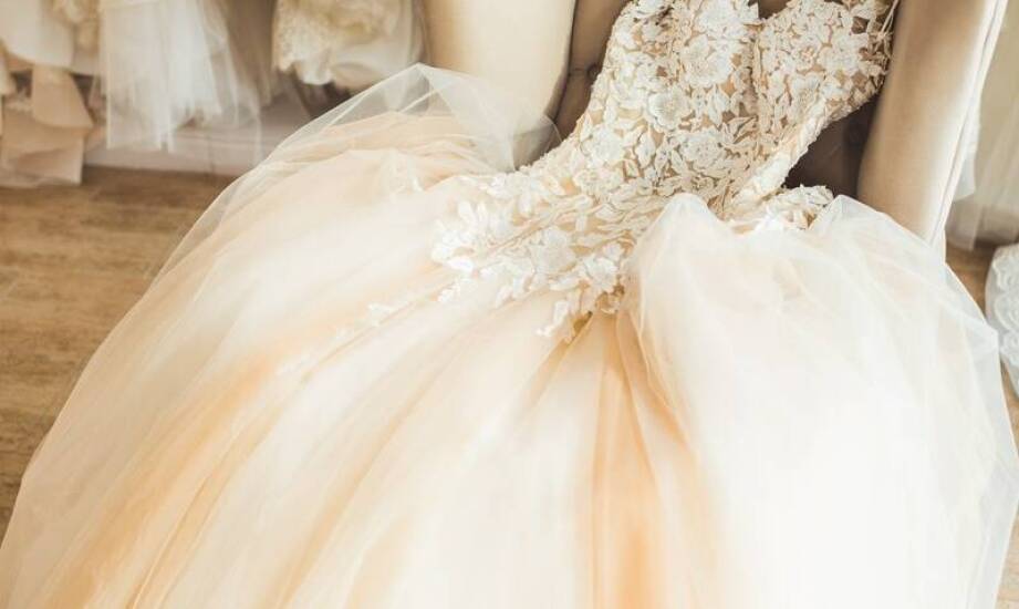 Eleganckie ślubne dodatki z złotymi akcentami – jak je wykorzystać w aranżacji?