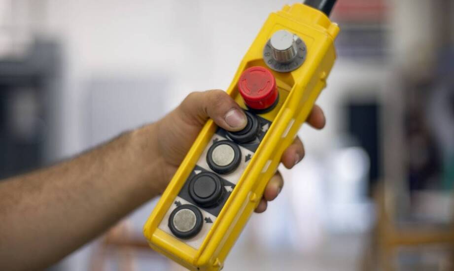 Nożne wyłączniki a bezpieczeństwo pracy w zakładach produkcyjnych