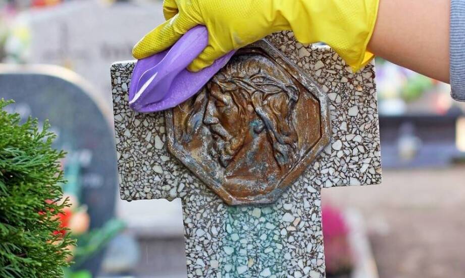 Jakie materiały najlepiej oddają charakter starych nagrobków w stylu?