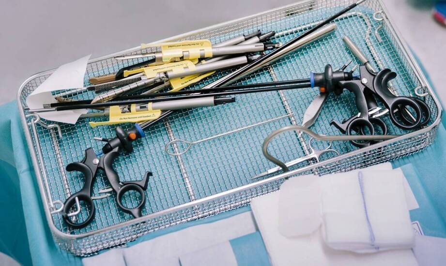 Jakie są minimalnie inwazyjne techniki stosowane w usuwaniu naczyniaków mózgowych?