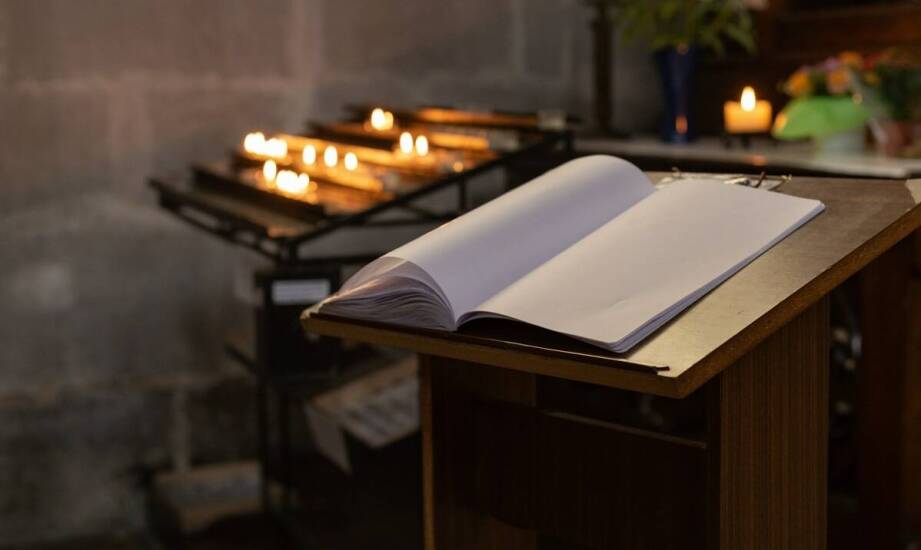 Modlitewnik jako pamiątka z Pierwszej Komunii Świętej: jak go wybrać?