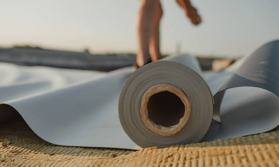 Jakie korzyści przynosi zastosowanie hydroizolacji na dachach?