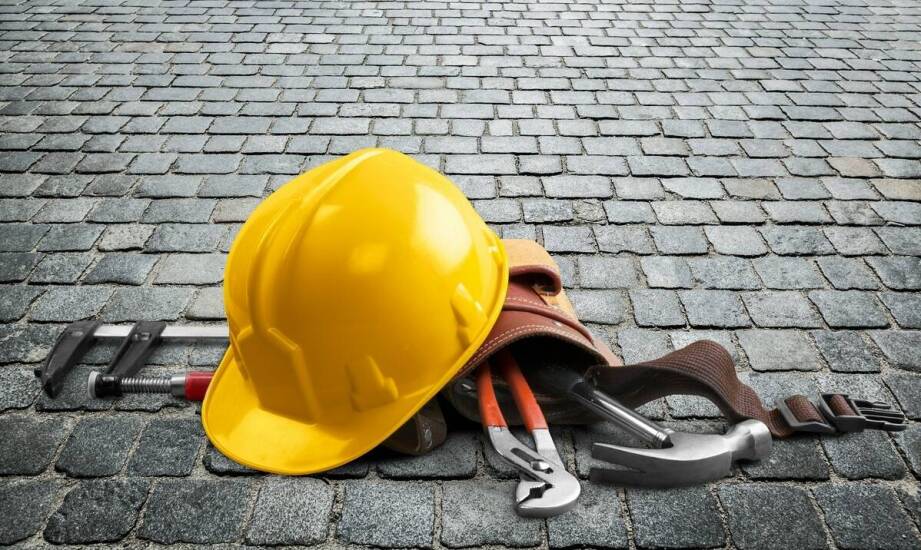 Jakie są kluczowe cechy budowlanych sandałów dla profesjonalistów?