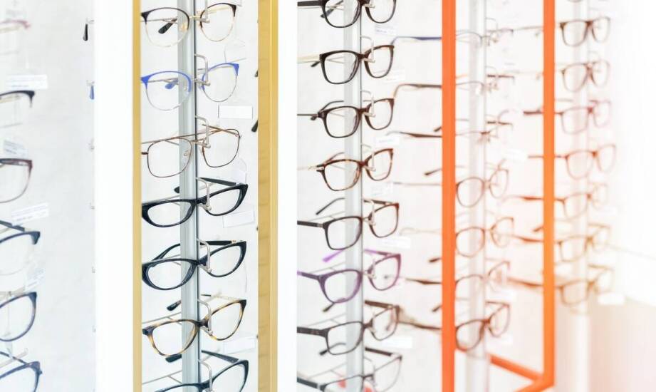 Jakie okulistyczne badania są dostępne w optycznym salonie?