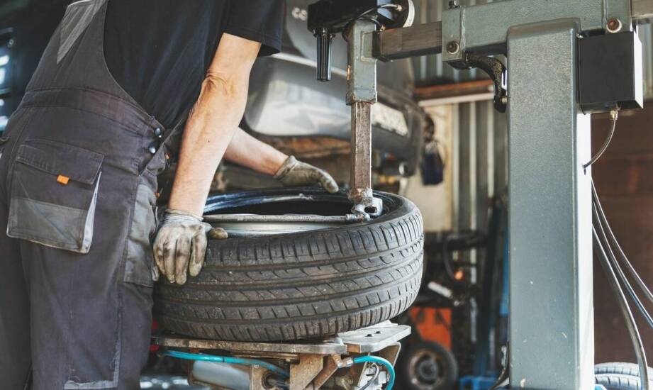 Jakie są kluczowe aspekty profesjonalnej wymiany i naprawy opon?