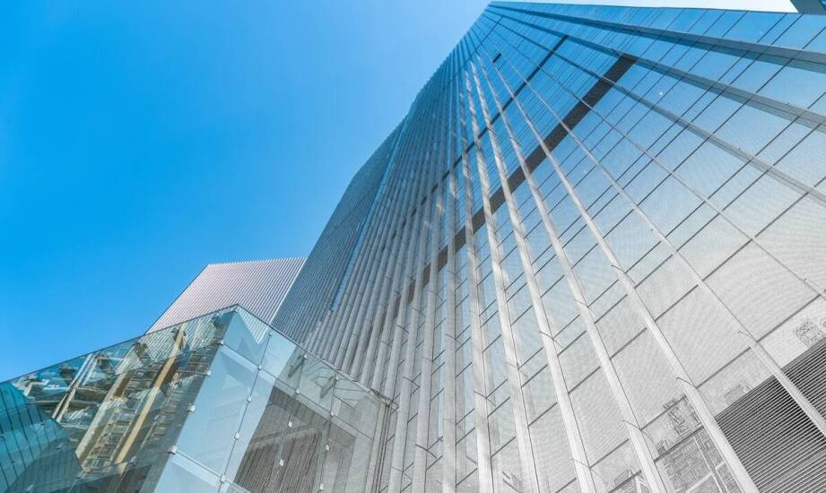 Innowacyjne rozwiązania z użyciem serratowanych krat w architekturze