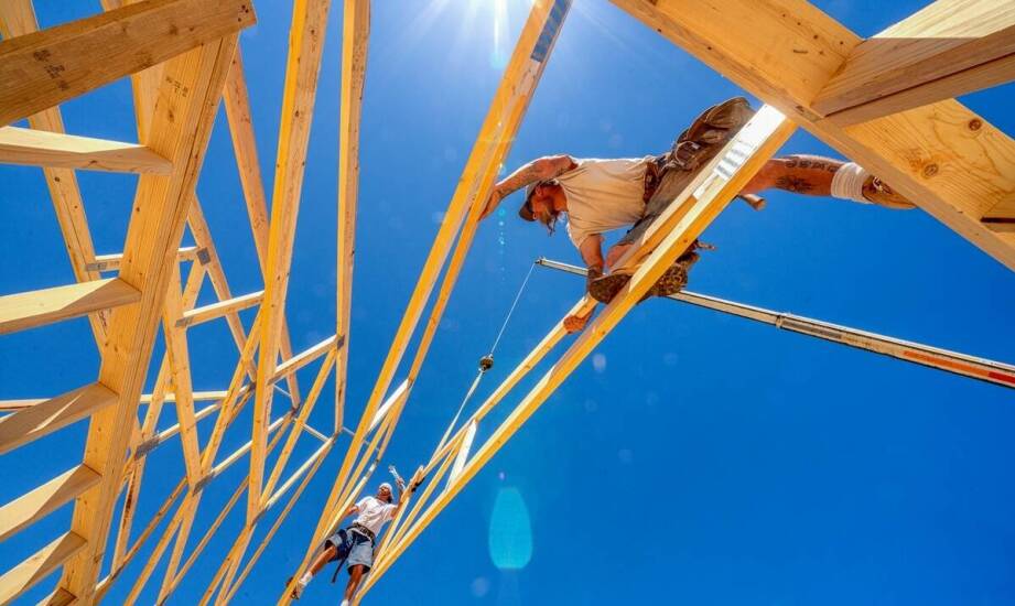 Jak dźwigi przyczyniają się do bezpiecznego montażu dachowych więźb?