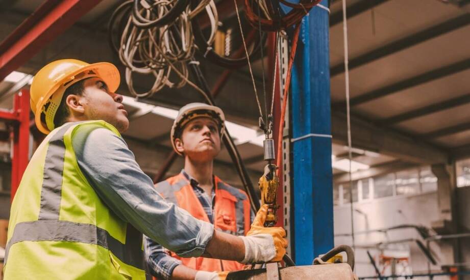 Bezpieczeństwo pracy z podnośnikami – kluczowe zasady użytkowania