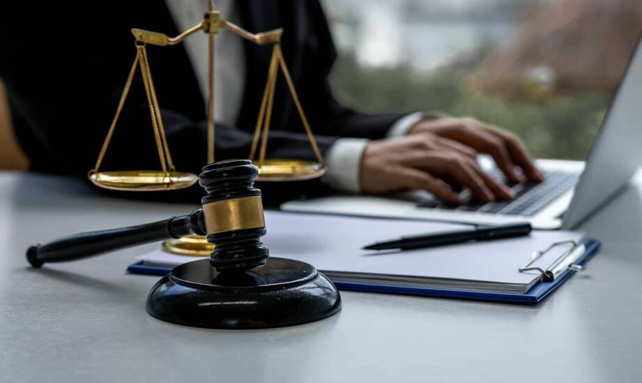 Pomoc prawna dla zatrzymanych: jakie możliwości daje adwokat?