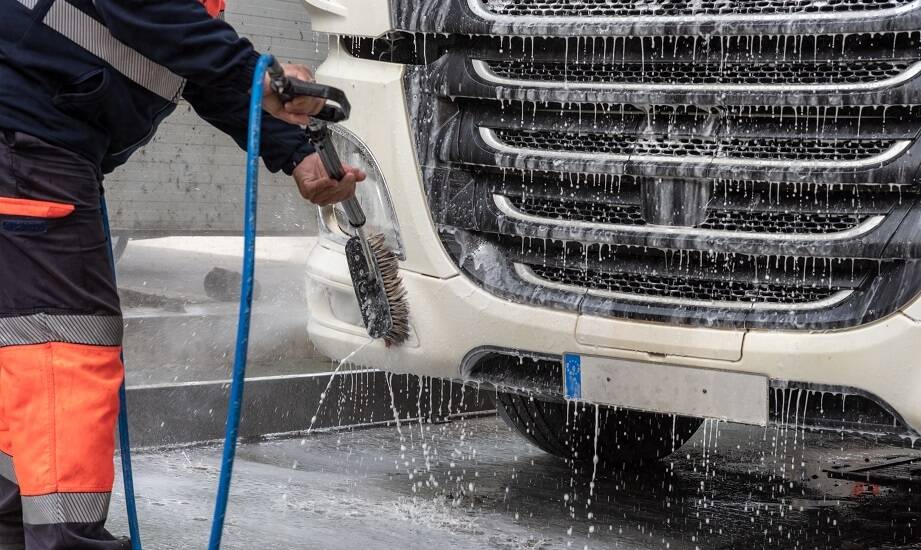 Myjnia dla ciężarówek – jak utrzymanie czystości wpływa na wizerunek firmy?