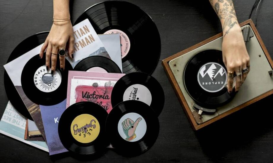 Jak prasowa i radiowa reklama wpływają na rozpoznawalność marki?