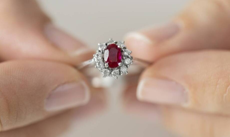 Jakie centralne kamienie najlepiej komponują się z białym złotem?