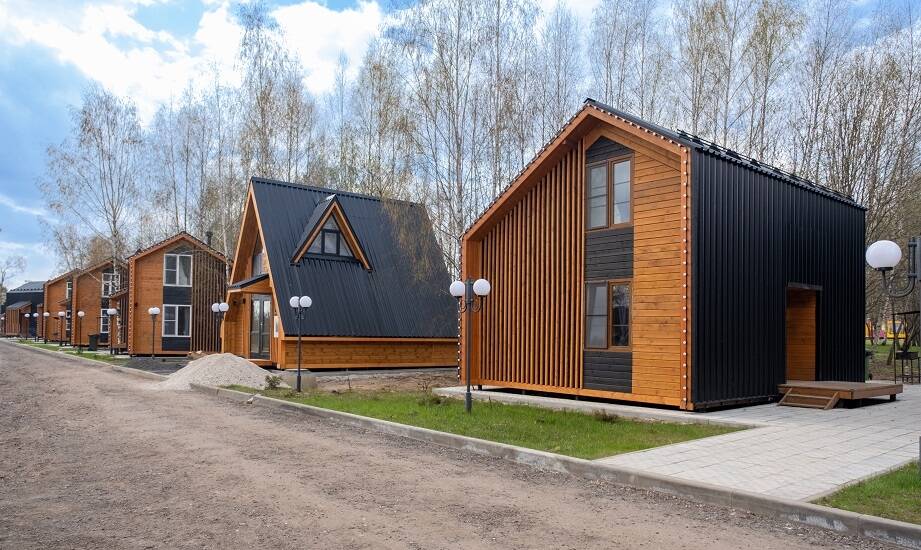 Domki z obornickiej płyty jako rozwiązanie dla sezonowych wynajmów