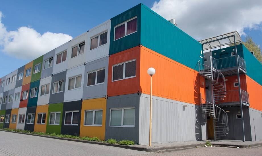 Wybór materiałów do budowy mieszkań z kontenerów: Co warto wiedzieć?