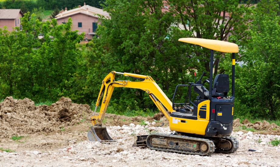 Wynajem minikoparki i transport materiałów budowlanych: korzyści logistyczne