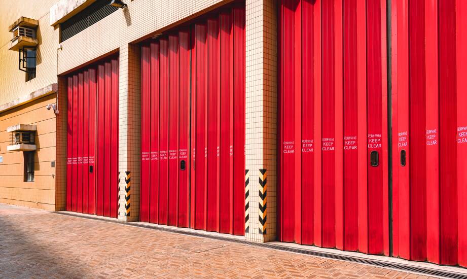 Jak rolowane bramy przeciwpożarowe wpływają na bezpieczeństwo w centrach handlowych