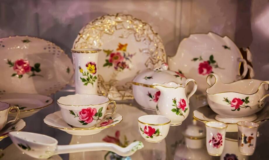 Ceramika z kwiatowym motywem - oferta stacjonarnych sklepów