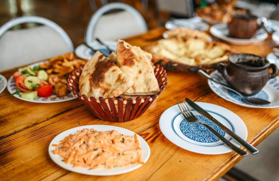 Ceramika bolesławiecka do spotkań z przyjaciółmi: stylowe podawanie potraw