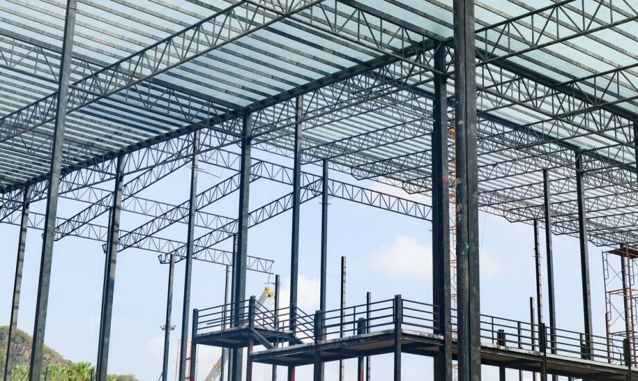 Jak producent stalowych hal może zoptymalizować proces budowy?