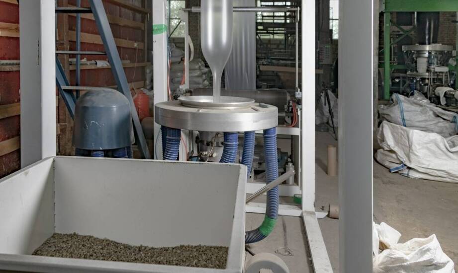 Jak zastosowanie sorbentów wpływa na redukcję kosztów związanych z wyciekami?