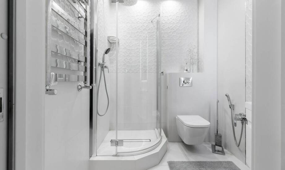 Jakie są dostępne technologie wykonania szklanych paneli do łazienki?