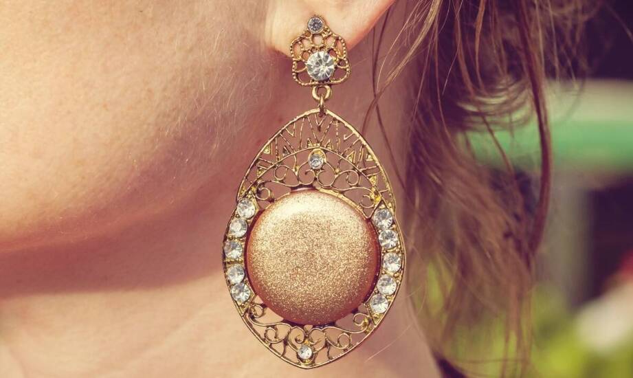 Jakie dodatki najlepiej pasują do cekinowych bluzek?