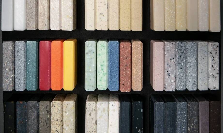 Różnorodność stojaków na ulotki – jak wybrać najlepszy dla swojej firmy?