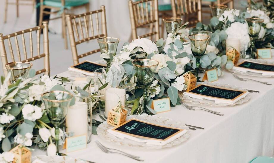 Toppery a możliwości personalizacji ślubnych dekoracji