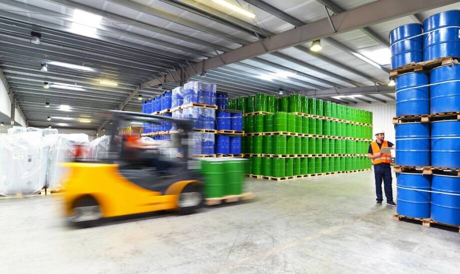 Jakie są kluczowe zalety wynajmu elektrycznych wózków widłowych?