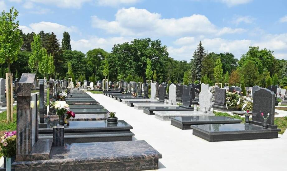 Wpływ lokalizacji farnego cmentarza na organizację ceremonii pogrzebowych