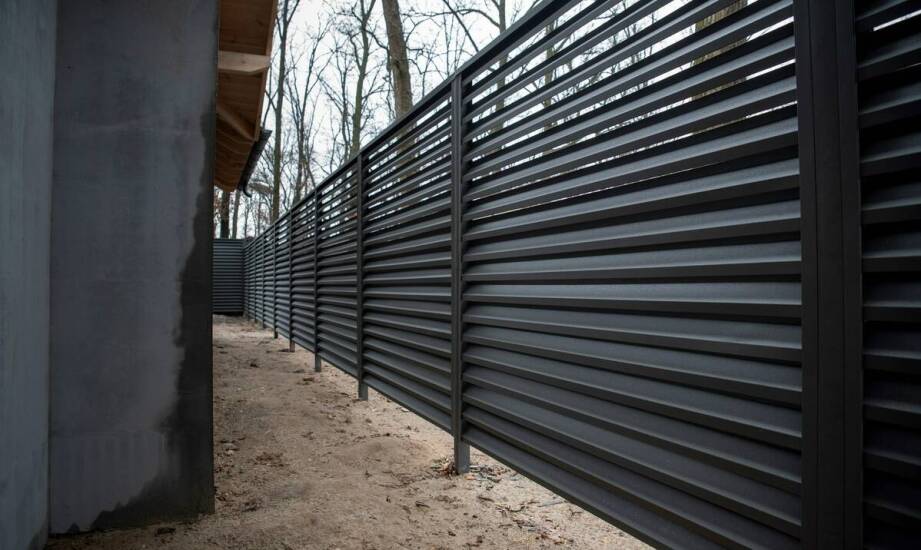 Nowoczesne metalowe ogrodzenia: Jak łączymy estetykę z funkcjonalnością?