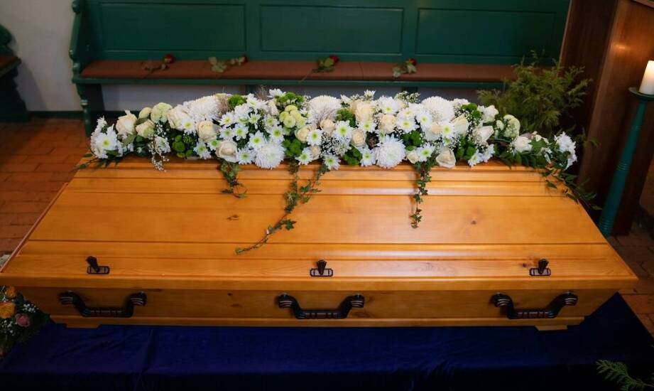 Proces sprzedaży urn i trumien – jak zakład wspiera klienta w wyborze?