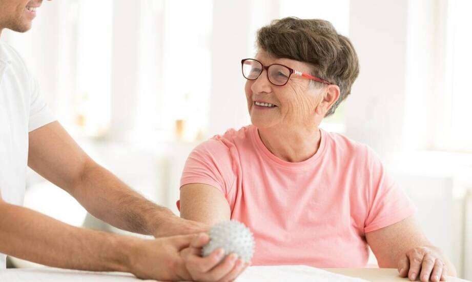 Dofinansowania z NFZ na domową rehabilitację: jak skorzystać?