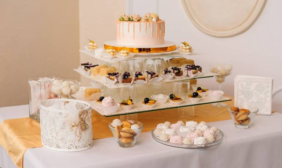 Rola stojaków do babeczek w prezentacji wypieków w cukierniach i restauracjach