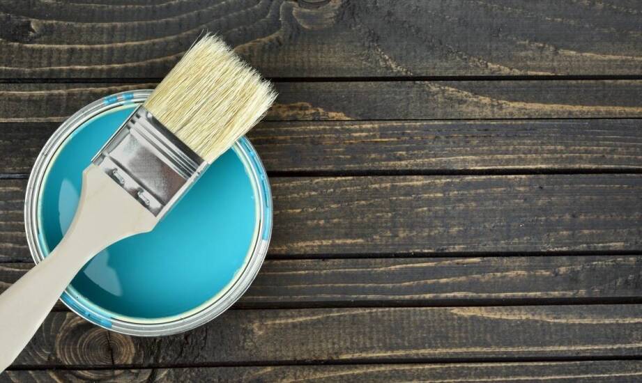 Co wyróżnia przemysłowe nowoczesne farby do drewna?