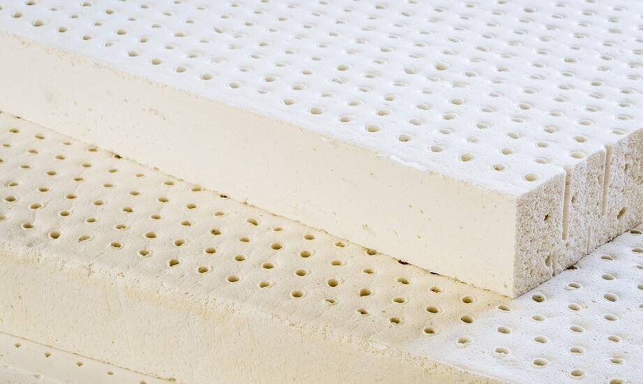 Łóżko z lateksowym materacem do sypialni – dla kogo będzie idealne?