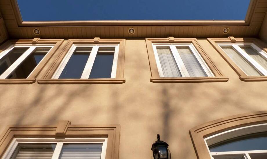 Wpływ nadokiennych gzymsów na estetyczną wartość nieruchomości