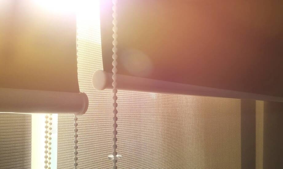 Jak właściwie wymierzyć okno do rolet zaciemniających?