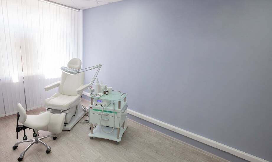 Fotel podologiczny – kluczowe cechy dla efektywnej pracy w gabinecie podologicznym
