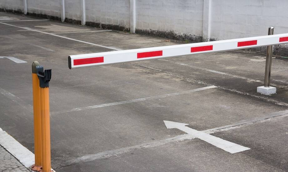 Jakie są zalety stosowania szlabanów w centrach handlowych?