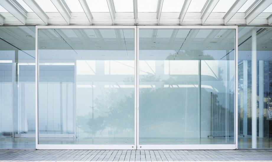 Jak szklane ścianki na wymiar z montażem wpływają na akustykę wnętrz?