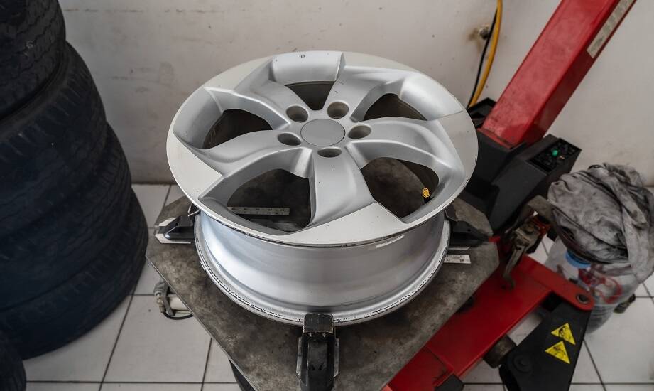 Zestaw do renowacji aluminiowych felg – jak zapewnia ochronę przed atmosferycznymi czynnikami?