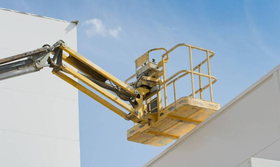 Bezpieczeństwo podczas montażu reklamowych banerów z użyciem koszowego podnośnika