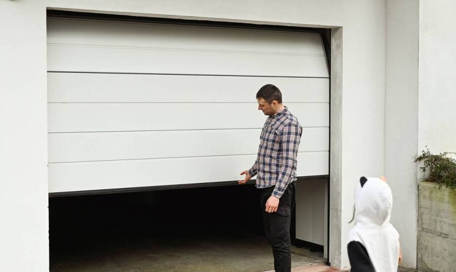 Jak montaż garażowych bram wpływa na energooszczędność domu?