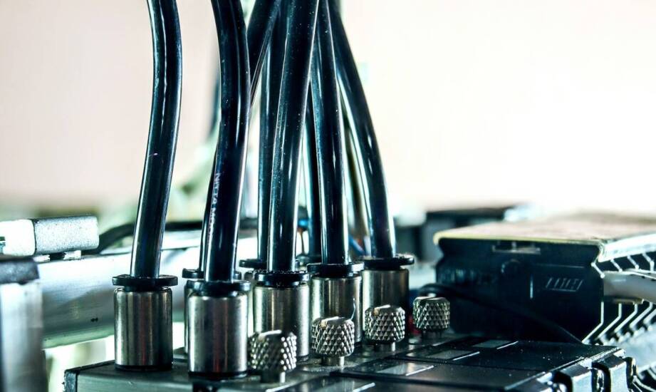 Jakie są wyzwania związane z integracją pneumatycznych chwytaków w systemach EOAT?