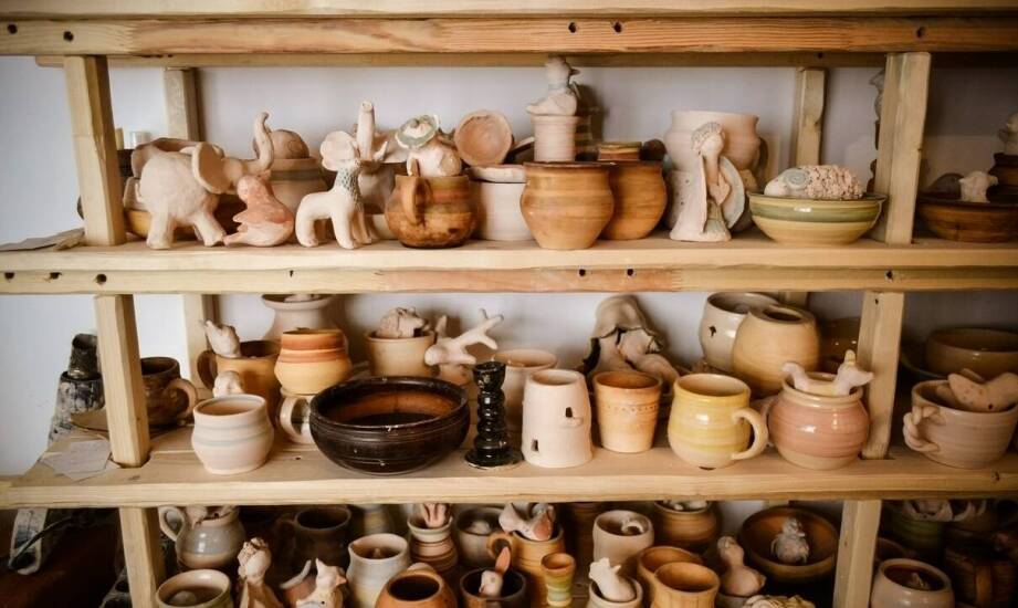 Jak różnorodność wzorów na ceramice beżowej wpływa na jej unikalność?