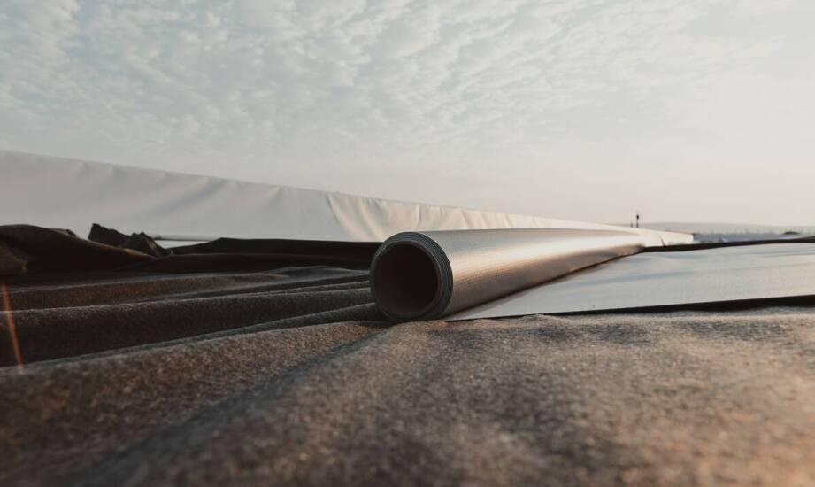 Zalety stosowania samoprzylepnej taśmy polietylenowej w trudnych warunkach atmosferycznych