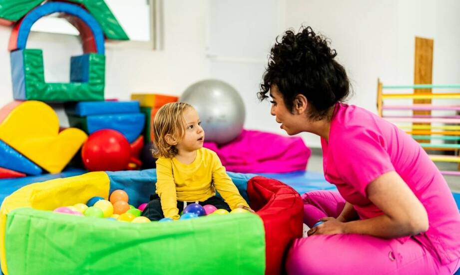 Jak prywatne żłobki wspierają rozwój dzieci poprzez zajęcia z terapią z psami?